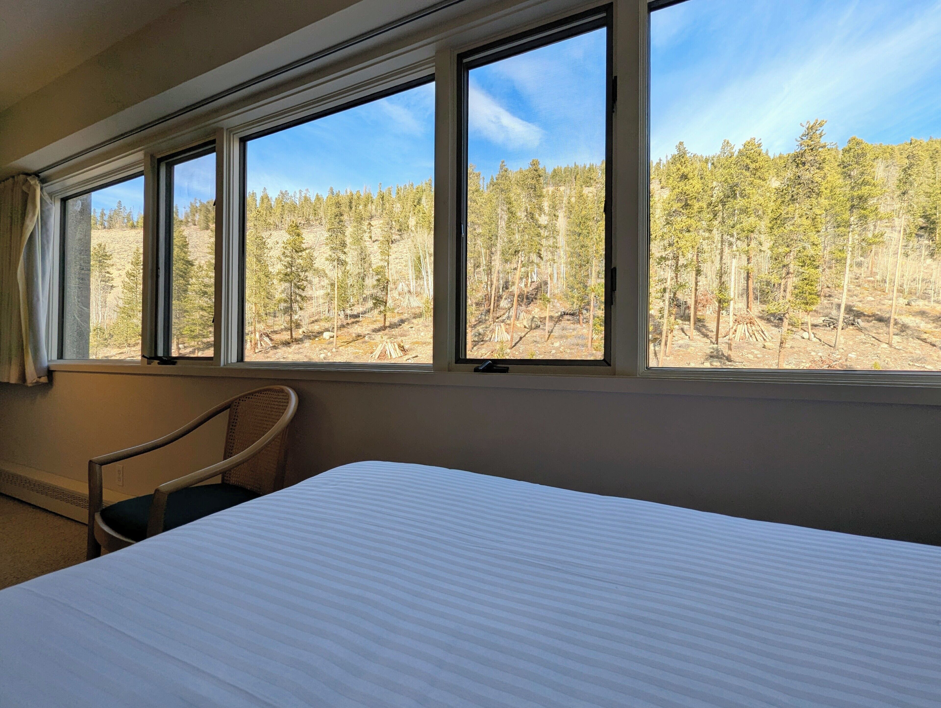 Tabla de planchar con plancha, wifi y ropa de cama 