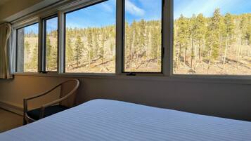 Tabla de planchar con plancha, wifi y ropa de cama