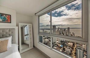 Apartamento básico, vista para a praia | Cofres nos quartos, ferros/tábuas de passar roupa, Wi-Fi de cortesia