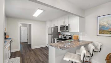 Jääkaappi, mikroaaltouuni, uuni, liesi