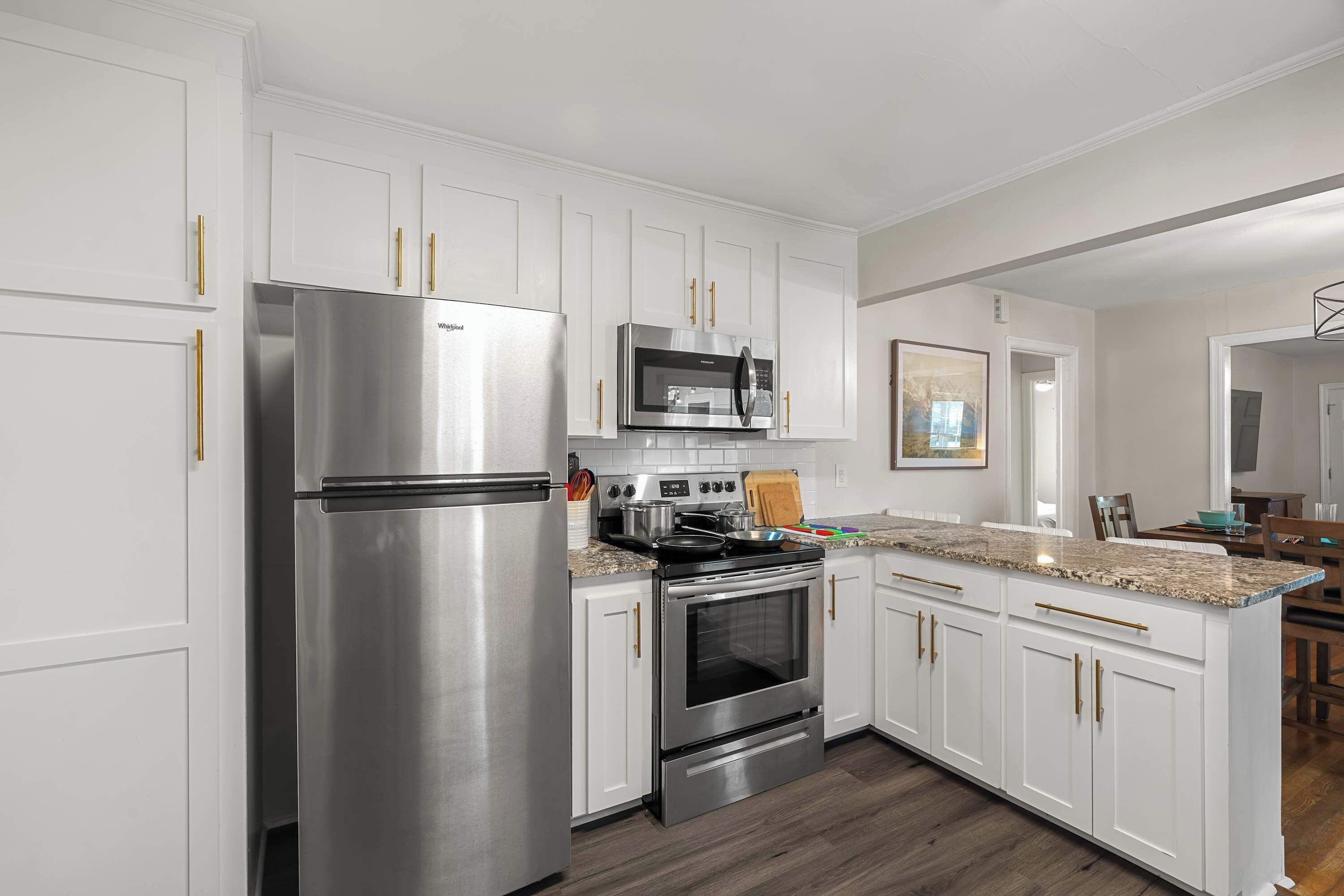 Réfrigérateur, micro-ondes, four, plaque de cuisson