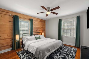 4 slaapkamers, een bureau, een strijkplank/strijkijzer, wifi