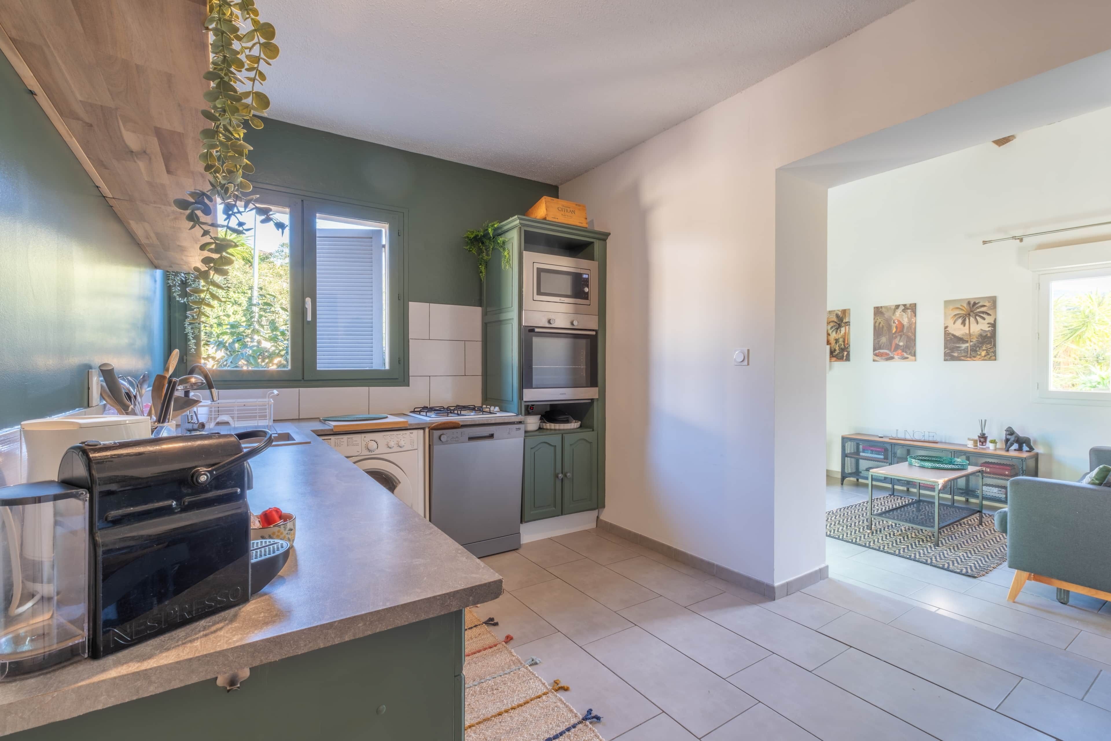 Kylskåp, mikrovågsugn, ugn och diskmaskin