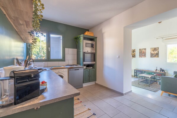 Kühlschrank, Mikrowelle, Ofen, Geschirrspüler