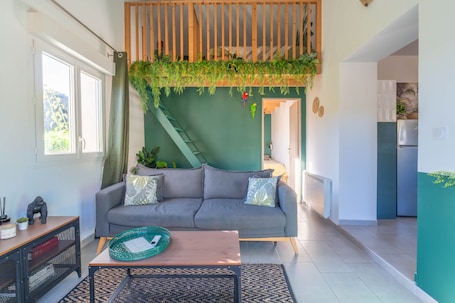 TV. Jungle Room with private Jacuzzi