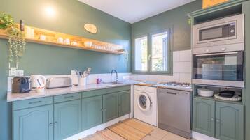 Een koelkast, een magnetron, een oven, een vaatwasser