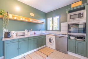 Een koelkast, een magnetron, een oven, een vaatwasser