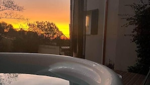 Un bain à remous avec vue sur le coucher du soleil.