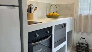 Oven, cookware/dishes/utensils