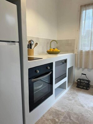 Oven, cookware/dishes/utensils