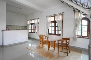 المنشأة من الداخل