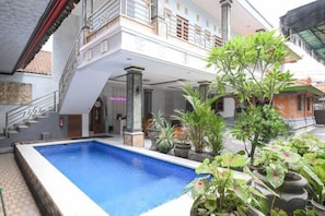 Outdoor pool - Ceria Guesthouse Seminyak Mitra RedDoorz (Bali)