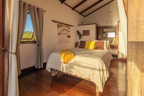 2 bedrooms, in-room safe, travel cot, free WiFi - Feel right at home in paradise in the eco friendly, off-grid home on Isla Colon. (Isla Colon)