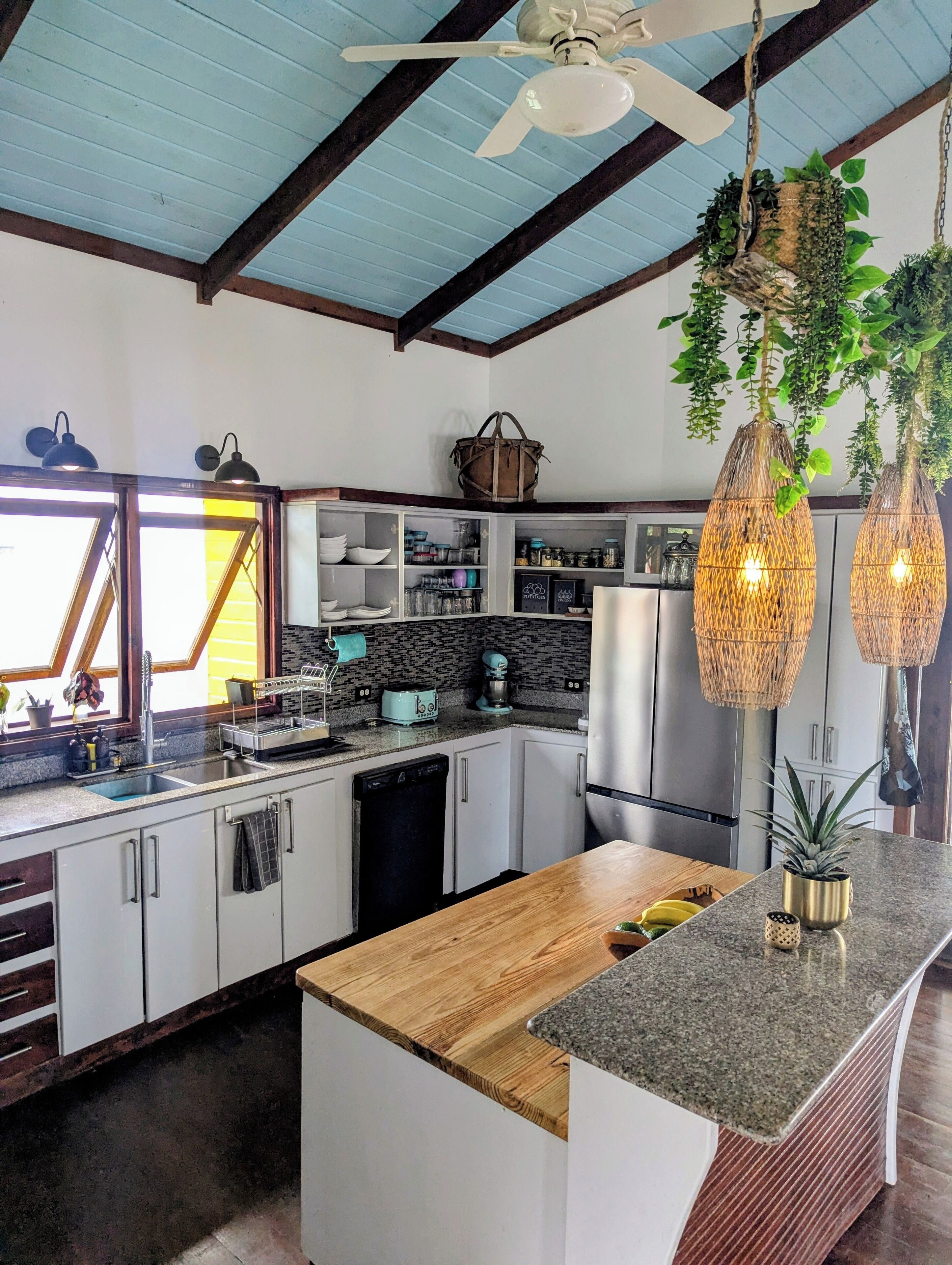 Frigorífico, horno, placa de cocina y lavavajillas