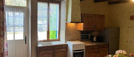 Kjøleskap, mikrobølgeovn, ovn og kokeplater