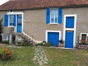 Exterior - Gîte “Chez Manon” with Private Garden (Massangis)