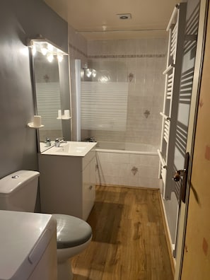 Shower - Gîte “Chez Manon” with Private Garden (Massangis)