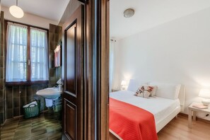 1 camera, ferro/asse da stiro
