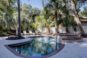 A heated pool - Sunset Rentals | Elderberry 3 (Hilton Head Island)
