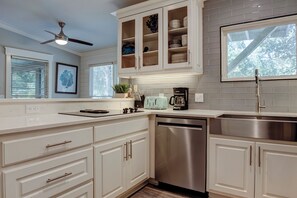 Fridge, microwave, dishwasher, coffee/tea maker - Sunset Rentals | Elderberry 3 (Hilton Head Island)