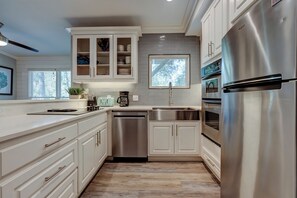 Refrigerador, microondas, lavavajillas y cafetera y tetera 