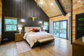 3 bedrooms, iron/ironing board, travel cot, WiFi - 3 Acre Mountain Escape | Hot Tub, Firepit & Game Room (Broken Bow)