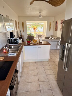 Coffee/tea maker, fridge, microwave, oven - Apartment T3 by the sea in Saint François (Saint-François)