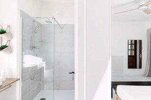 Regadera, secadora de cabello, bidet, toallas 