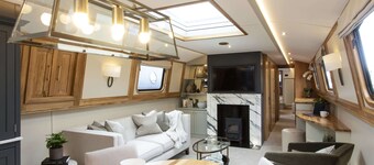 Modern and high-quality residential boat in Berlin with WLAN for up to 4 people