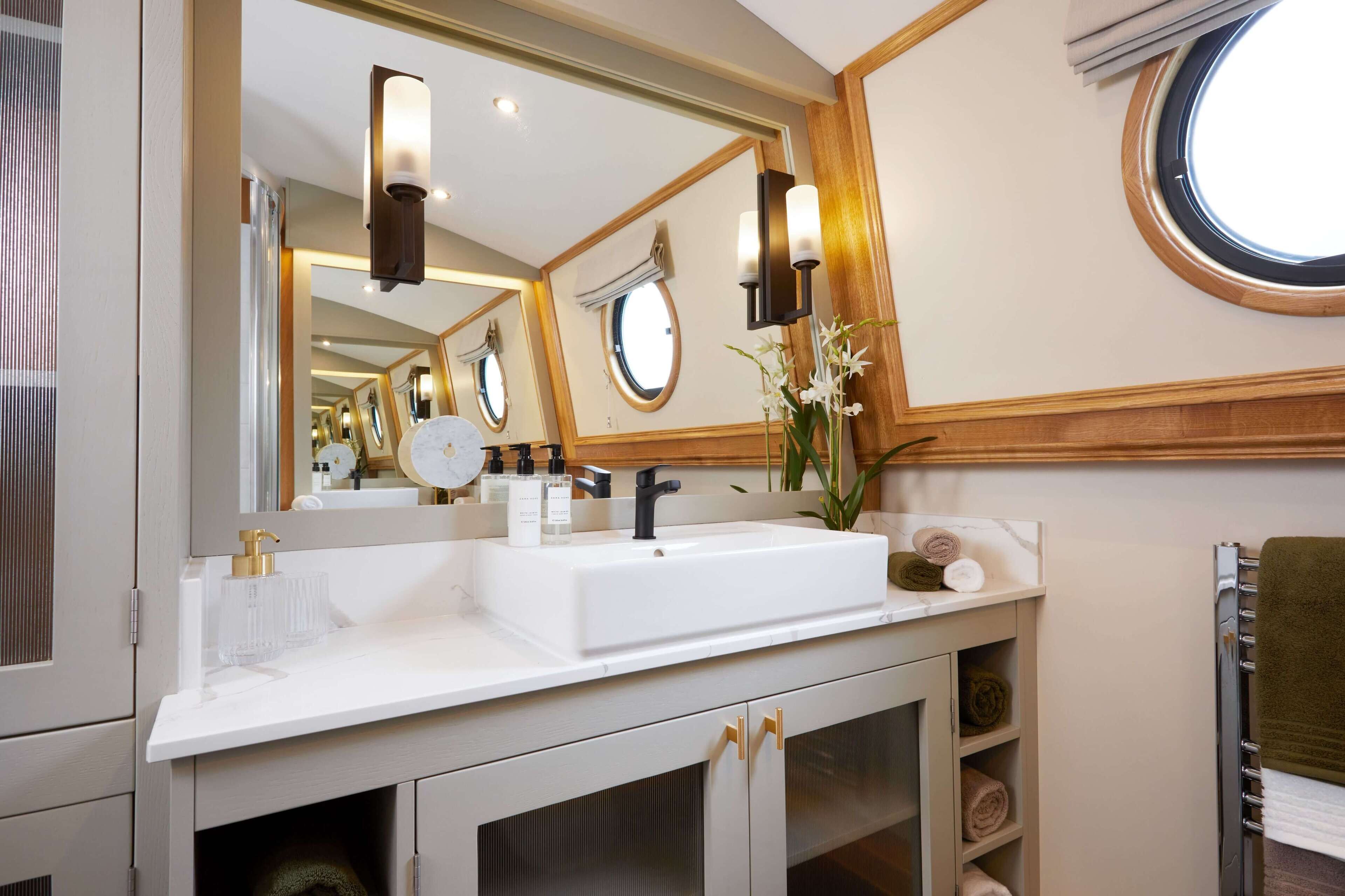 Douche, serviettes fournies, papier toilette