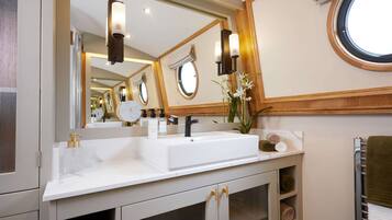Douche, serviettes fournies, papier toilette