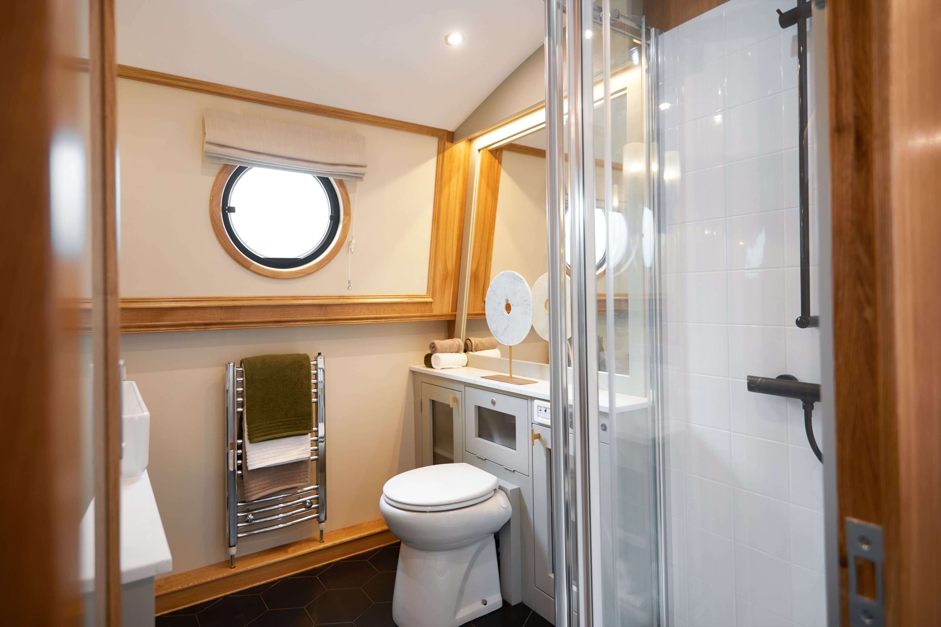 Douche, serviettes fournies, papier toilette
