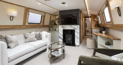 Modern and high-quality residential boat in Berlin with WLAN for up to 4 people