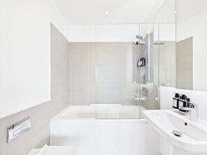 Shower, hair dryer, towels - Light-filled Camden Town Balcony Apartment (Greater London)