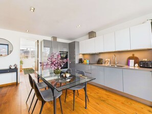 Fridge, microwave, oven, stovetop - Light-filled Camden Town Balcony Apartment (Greater London)
