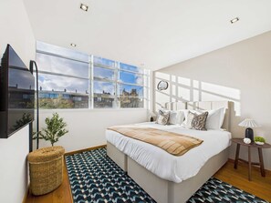2 bedrooms, desk, iron/ironing board, travel cot - Light-filled Camden Town Balcony Apartment (Greater London)