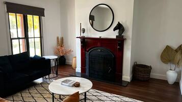 Televisor, llar de foc i estèreo