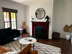 تلفزيون، مدفأة، ستيريو