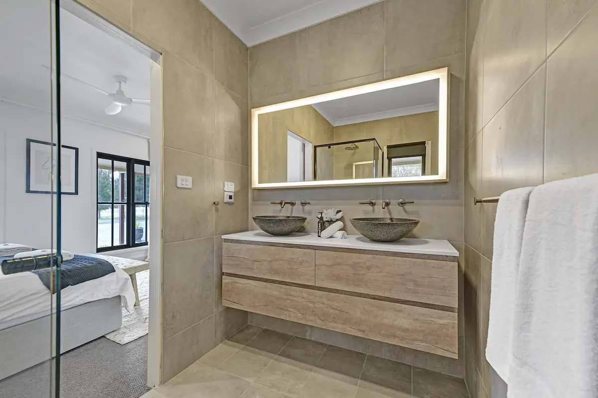 Silitysrauta/-lauta, vauvan matkasänky, Wi-Fi, vuodevaatteet