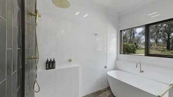 Dusche, Haartrockner, Handtücher, Shampoo