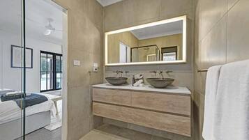 5 Schlafzimmer, Bügeleisen/Bügelbrett, Reisekinderbett, WLAN