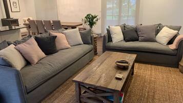 Televisor, llar de foc i estèreo