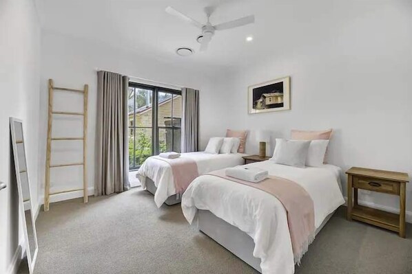 مكواة/لوح كي وسرير سفر وواي فاي وملاءات أسرّة