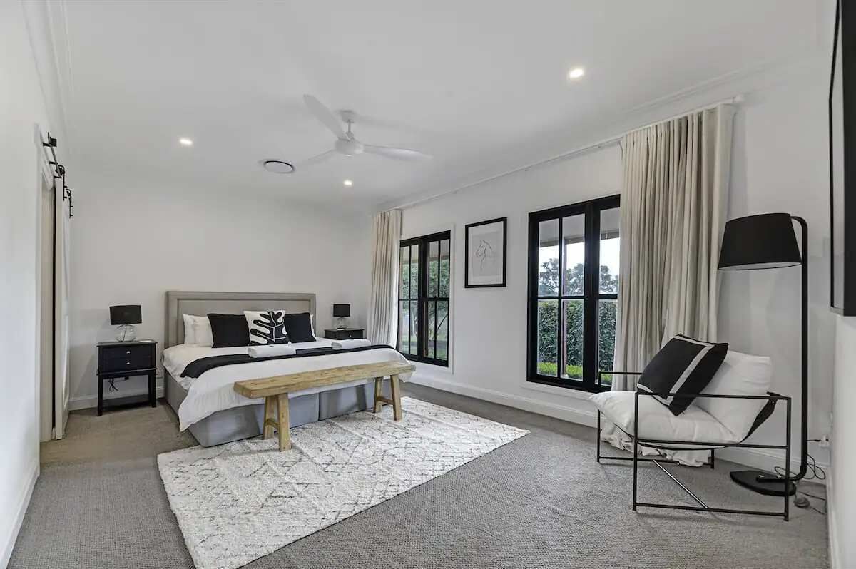 Silitysrauta/-lauta, vauvan matkasänky, Wi-Fi, vuodevaatteet