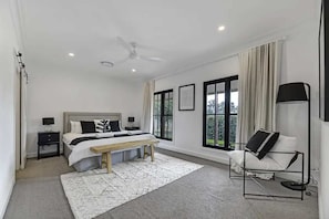 5 bedrooms, iron/ironing board, travel cot, WiFi - Fallenwood - Vineyard Escape (Orange)