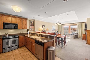 Fridge, microwave, oven, stovetop - Luxury 1 Bedroom Resort Condo (Crested Butte)