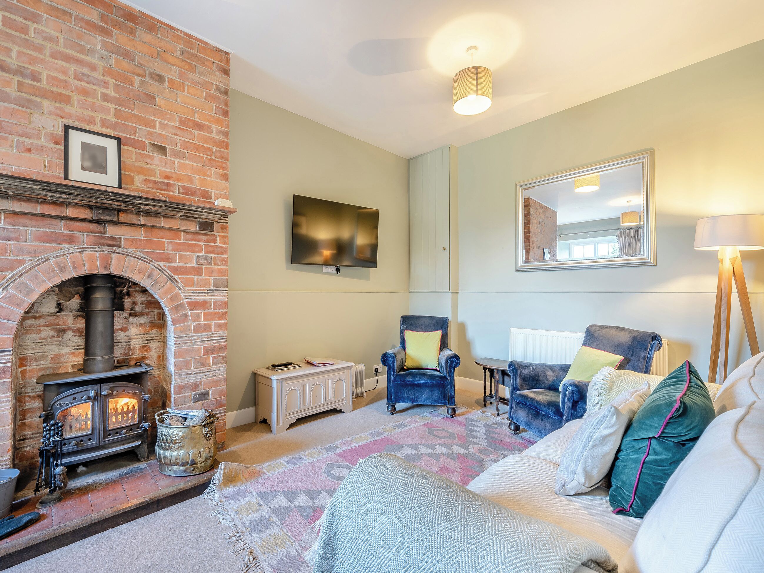 TV, fireplace