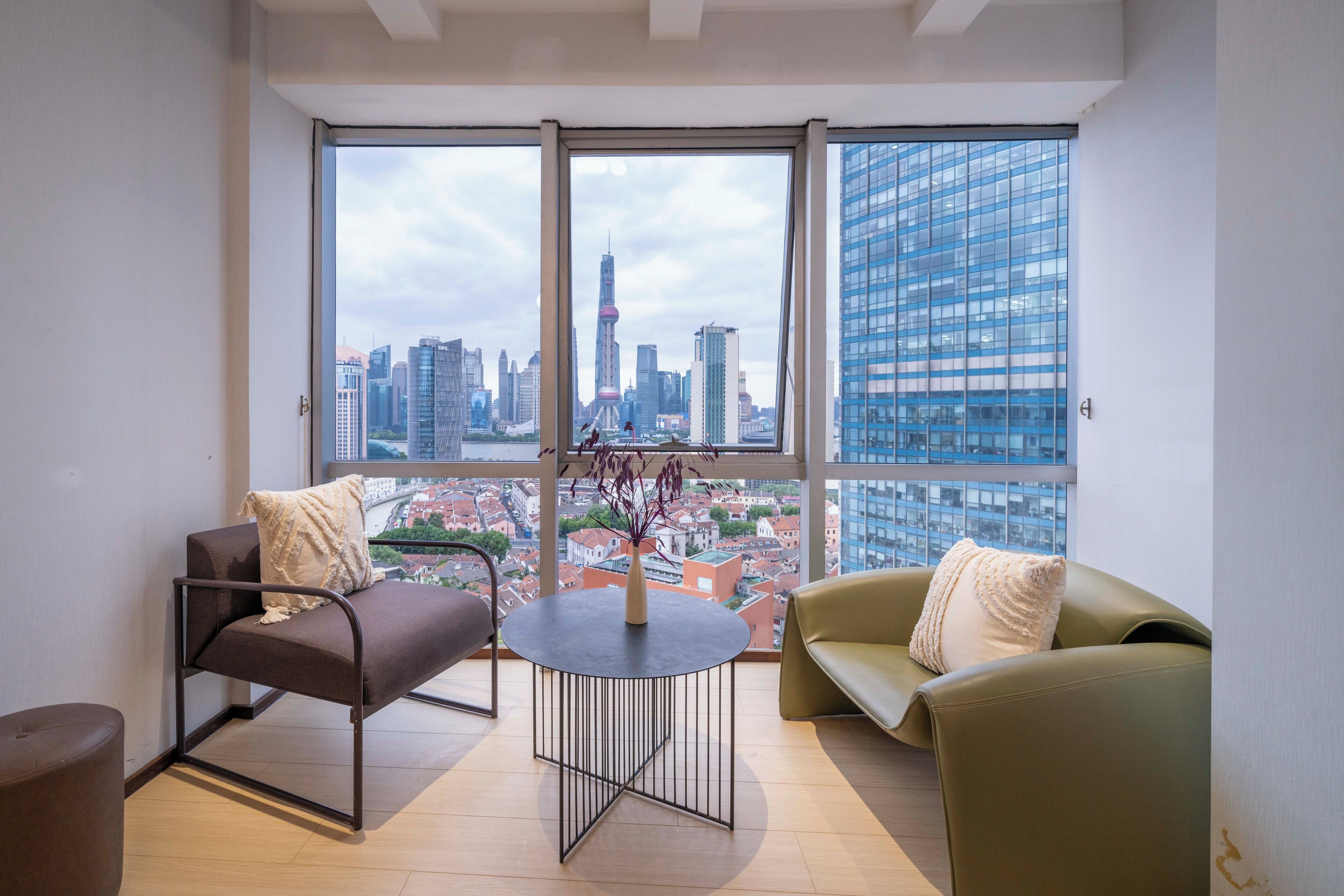 Suite familiar, 3 habitaciones, para no fumadores, vista a la ciudad | Sala de estar