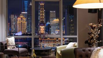 Family Suite, 3 Bedrooms, Non Smoking, City View | Living area