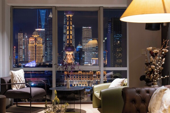 Family Suite, 3 Bedrooms, Non Smoking, City View | Living area